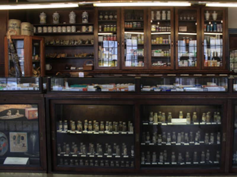 薬局の奥の間では、蜂やユニコーンの角(!?)など、怪しげな材料から作られていた薬の展示も見られます