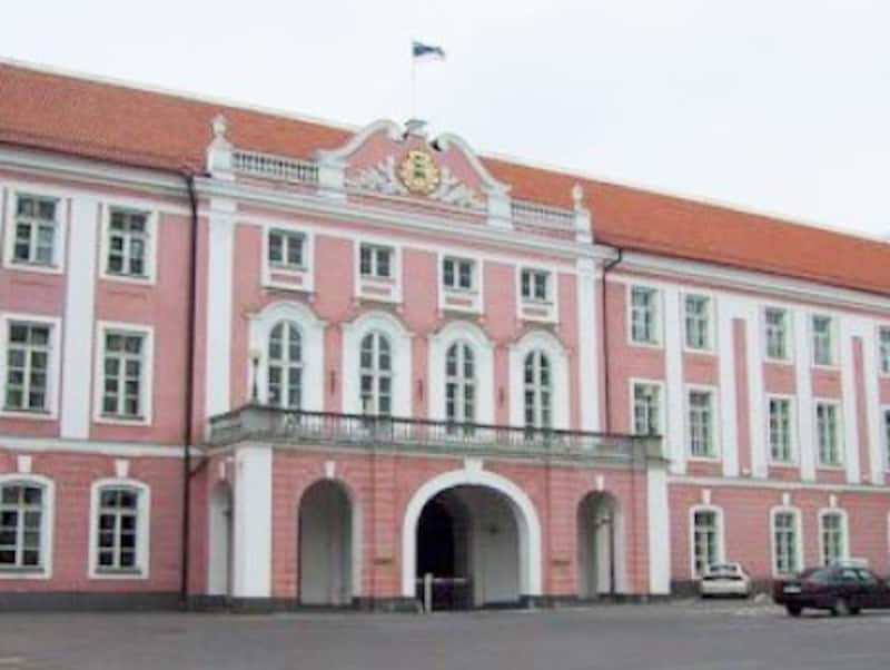 大聖堂の向かいに建つ国会議事堂の建物