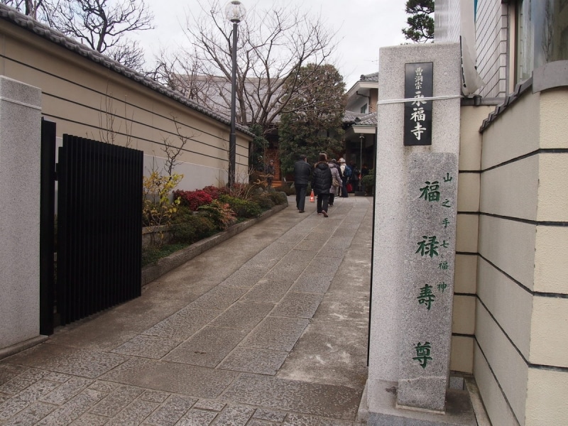 境内は参拝客であふれていた。新宿山ノ手七福神は大人気。