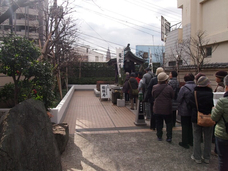 多くの人が長寿を願ってお参り