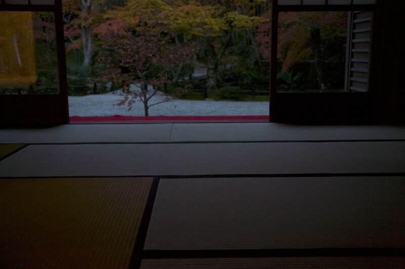 一瞬だけ目を開くと時間が短く暗い写真になる