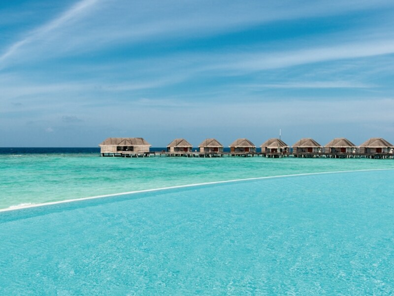 憧れの水上ヴィラ。部屋から海に直接アクセスでき、いつでもスノーケリングを楽しめる