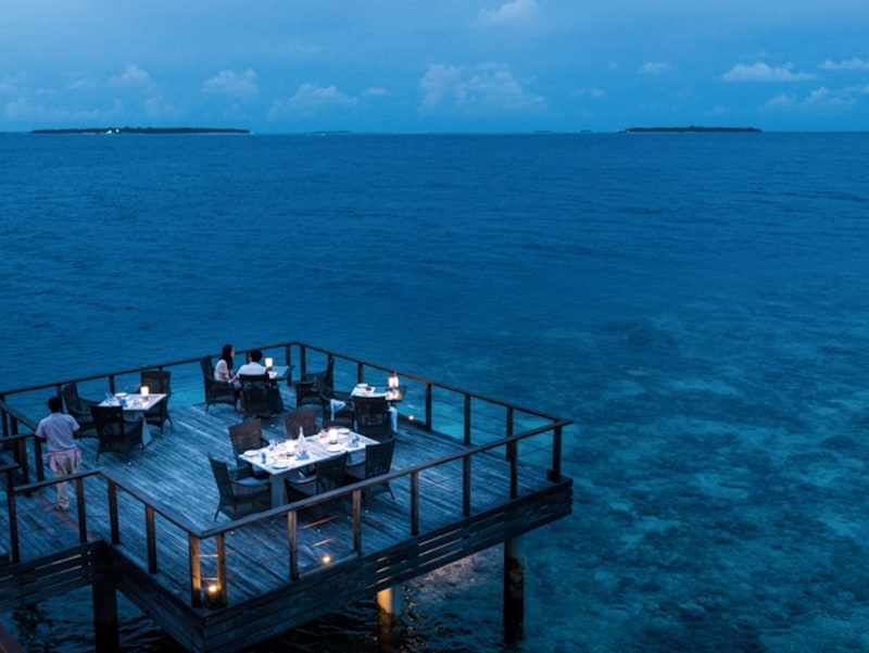 客席が海に突き出しているタイレストラン「Benjarong」。モルディブでは美味しいタイ料理を提供できるリゾートが少ないため、こちらは貴重かつ人気