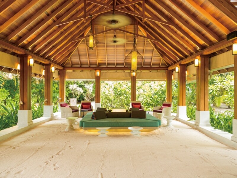 アイランドリゾートらしい、白砂敷きのレセプション。開放感に溢れている