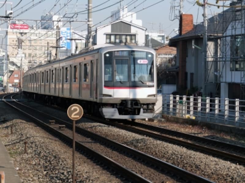 東急東横線。東横線は普通運賃のみで乗車可能な特急・急行を頻繁に運転しているのも大きなメリット