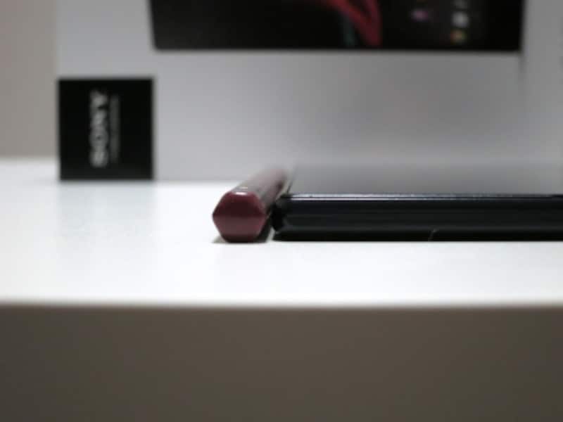 鉛筆との厚み比較。6.5ミリは伊達じゃない