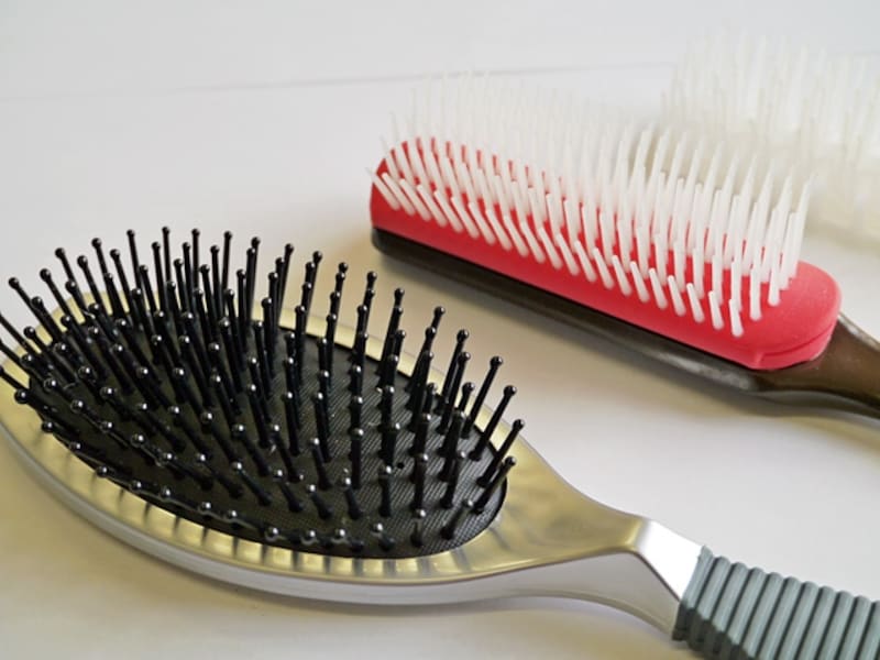 クッション性が高いクッションブラシ(手前)がおすすめ