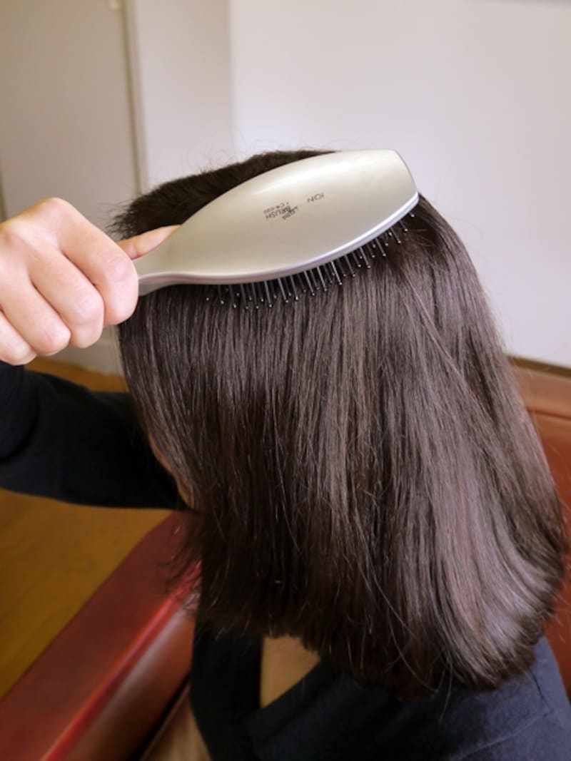 頭皮にブラシの先をあて、上から下に髪をとかします