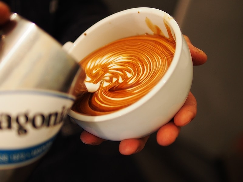 お客さまの目の前で描きあげられるフリーポア・ラテアート