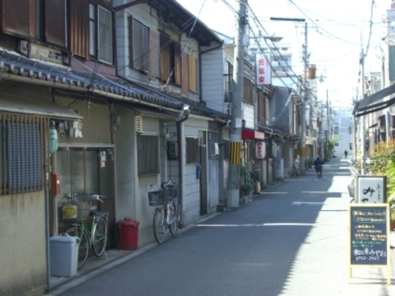 連棟2階建ての住宅が多い