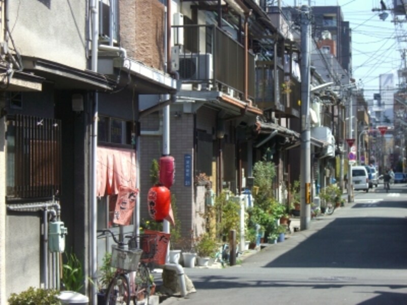 北西の東成区側。南西側の生野区内と同様連棟戸建てが多い。