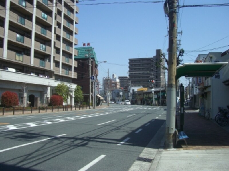 線路と並行して走る千日前通。高層の集合住宅も見える。