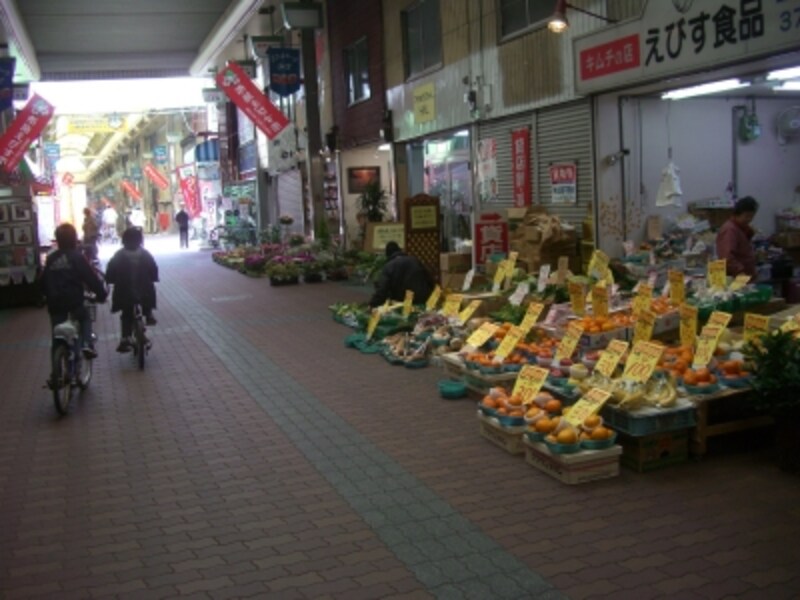 商品が路面にまであふれだす！