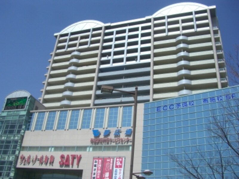 北側駅前でどっしりと構える「布施駅前サティ」