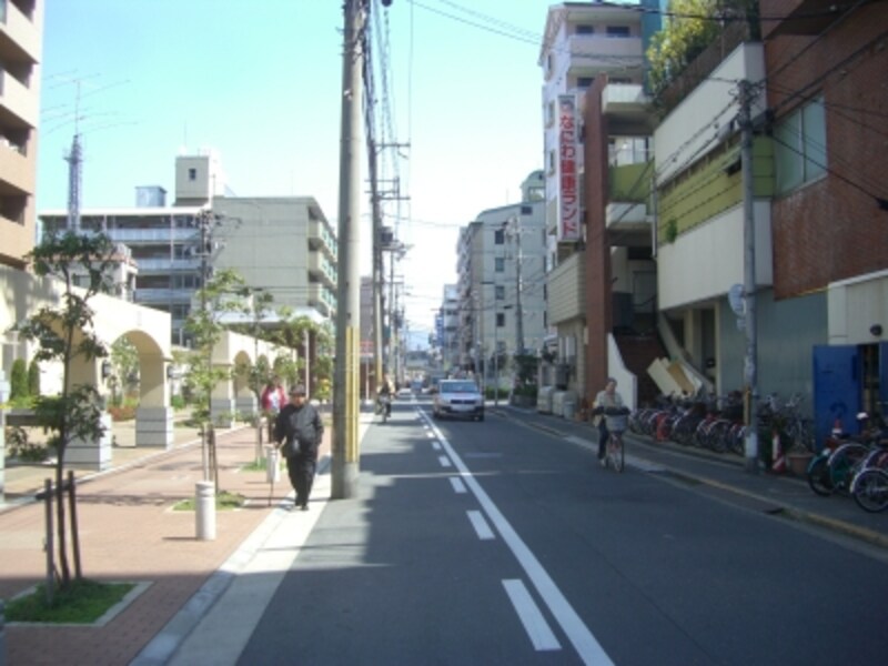 整備された歩道と分譲マンションが並ぶ街並み。