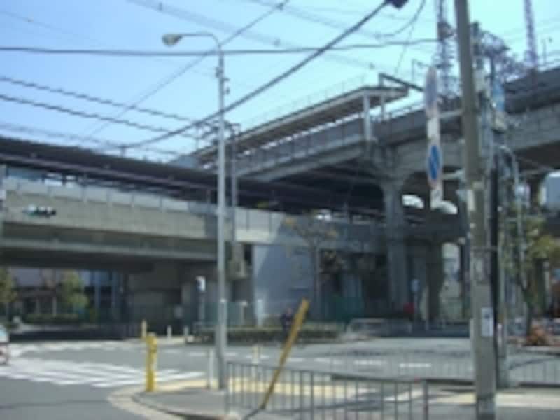 下がJR「河内永和」駅、上が近鉄「河内永和」駅。南へ10分も歩かないうちに今度はJR・近鉄両「俊徳道」駅がある。