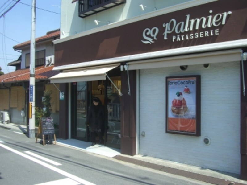 住宅街に違和感なく立っているのはケーキ屋さん。