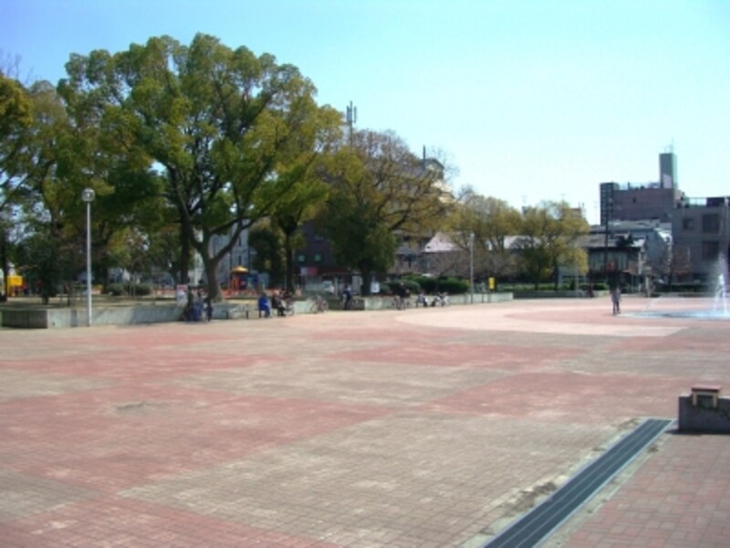 駅の真南、徒歩5～6分にある三ノ瀬公園。床几をさすおじいちゃんから噴水であそぶ子供まで幅広い層の人で盛況だった。