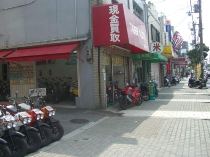 再び天王寺区側（東側）。数店舗が立ち並ぶ。赤いバイクが一際目立っていた。