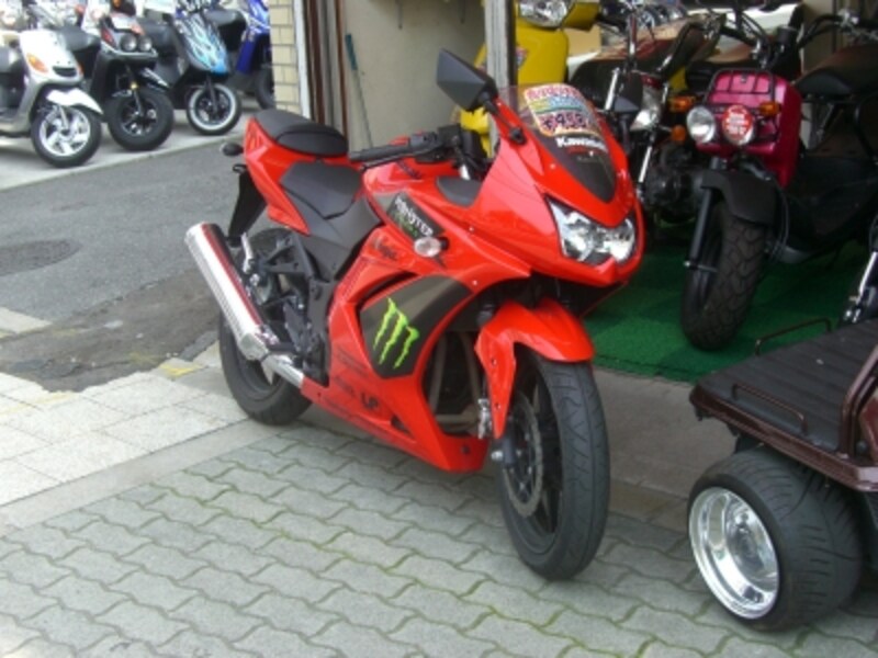 なかなか格好いいですね～。KAWASAKIのNINJYAはかなりのカスタム仕様。