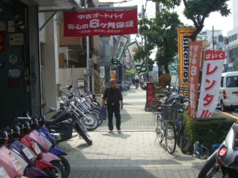 街並みに戻る。散歩のおじさんはバイクを眺めるのが日課なのだろうか？