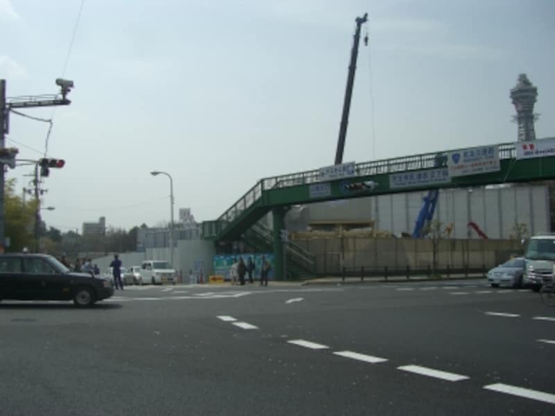 バイク通南端、「公園北口」の交差点。南西方向に通天閣が見える。