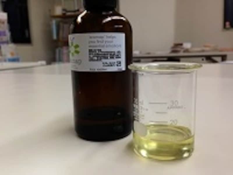 画像のものは薄い黄色ですが、もう少し緑っぽい色もみられます。比較的粘性は軽め。浸透はふつう。固有の匂いはわずかで、ほぼ無臭。