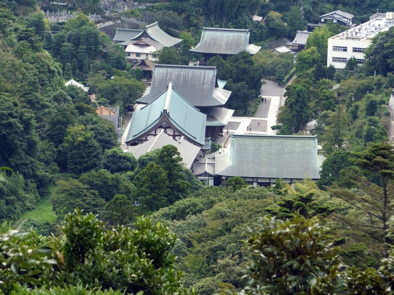 天園ハイキングコースの展望台からは、建長寺の建物が小さく見える