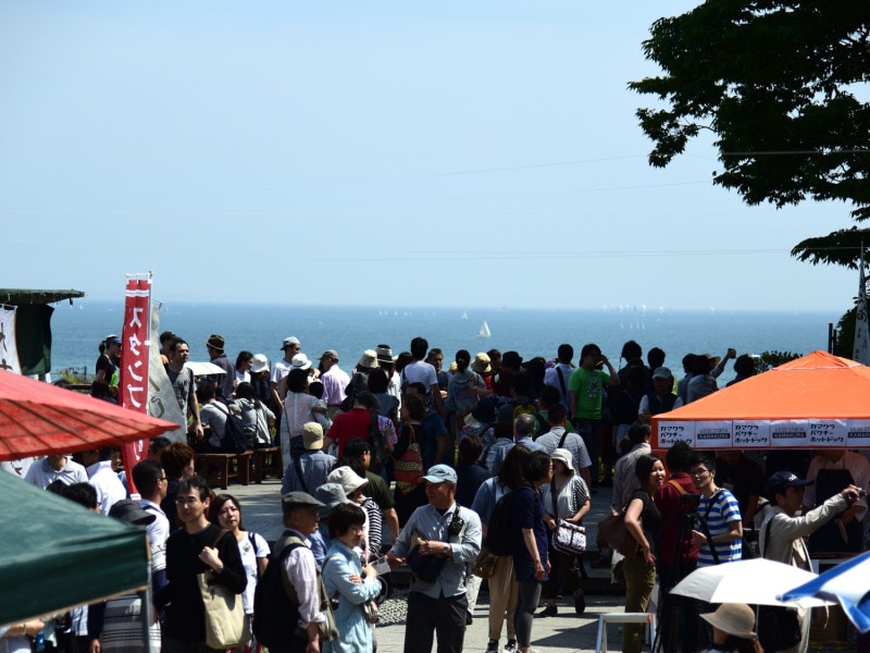 「長谷の市」でにぎわう長谷寺境内。由比ヶ浜の海が間近に見える