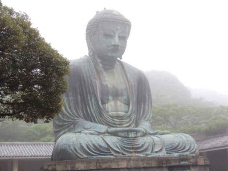 朝靄の中にたたずむ大仏