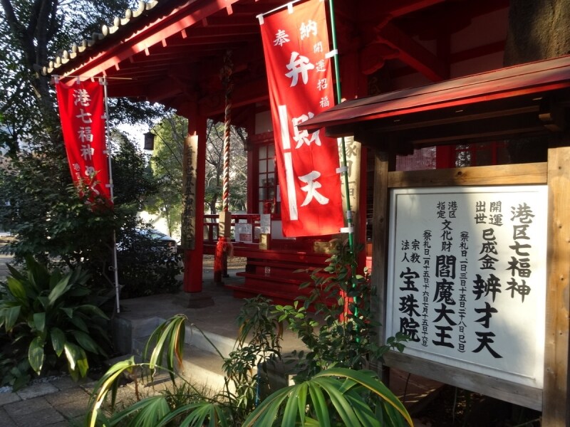 池などがあり落ち着いた雰囲気のお寺だ