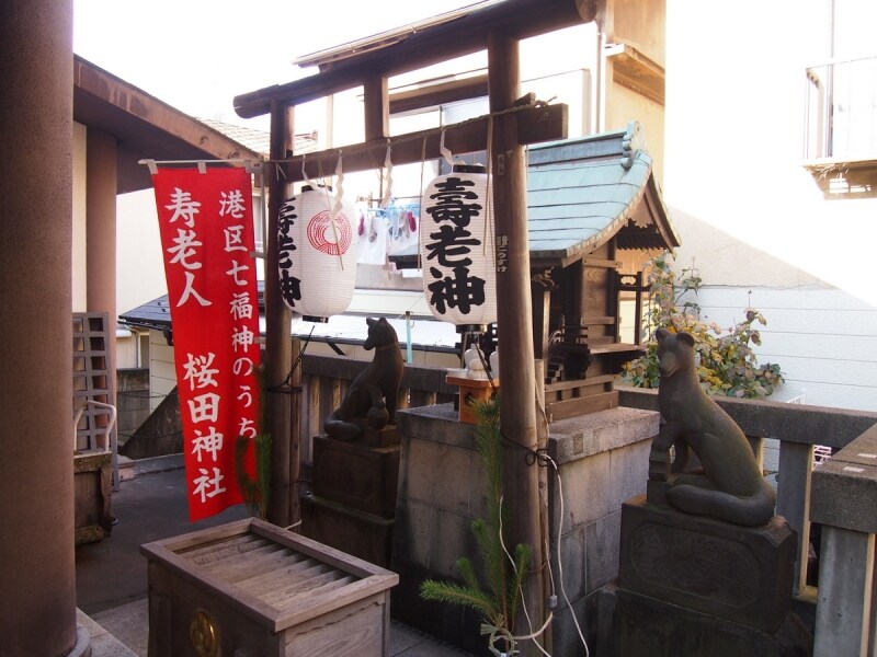 お賽銭をあげてお参りをする