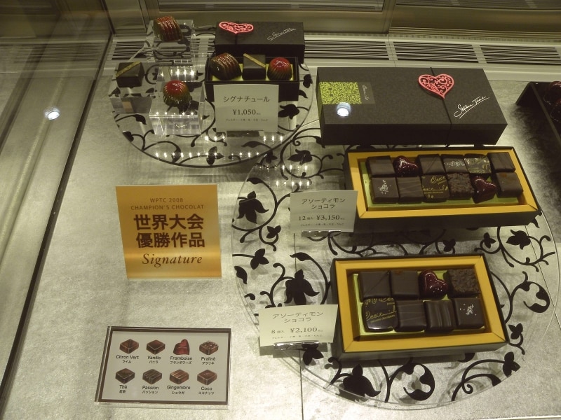 「オクシタニアル 東京本店」のステファン・トレアンシェフによる、世界大会優勝ボンボンショコラ「シグナチュール」(3個入・1050円)