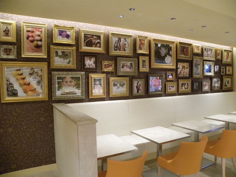 「オクシタニアル 東京本店」カフェスペースの壁には、ステファン・トレアン氏の写真が多数飾られている。