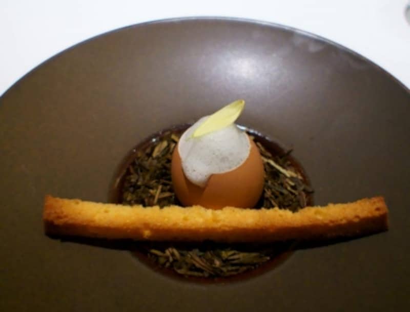 半熟玉子と有機ホウレン草のピュレ、ペーコンの泡