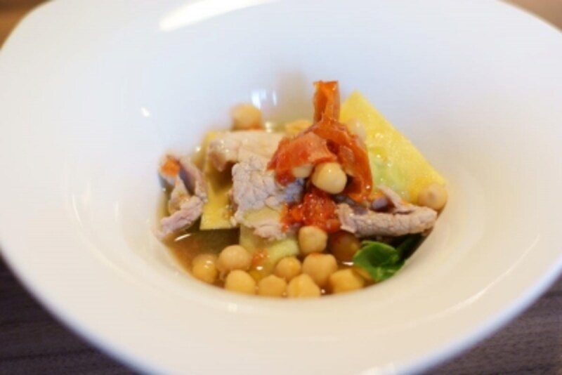 季節の豆を包んだラビオリ 熟成南の島豚、ドライトマト、ヒヨコ豆のスープ