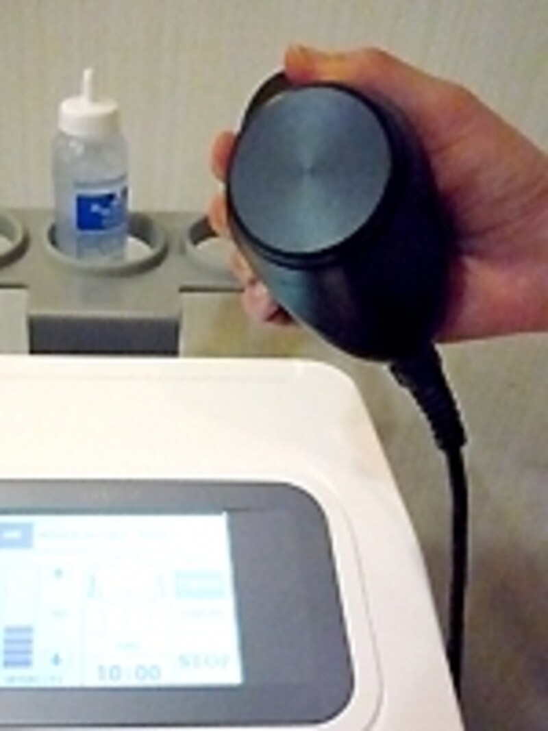 施術は後ろのジェルで滑りをよくした上からおこないます