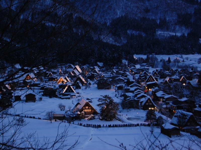 17時半にライトアップが始まる