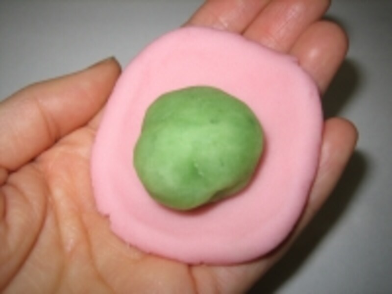 平たくのばしたあんで、べつのあんをくるんでいく作業。案外のびます