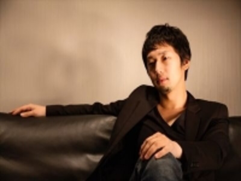 カッコつける男性