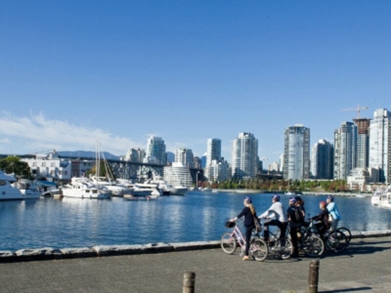 入り江に囲まれたバンクーバーには、入り江沿いに気持ちの良い散策ルートがたくさん (C) Tourism Vancouver/ Cycle City Tours