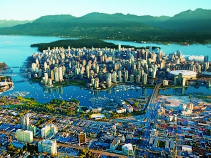 バンクーバーの空撮。中央の海で囲まれた部分がダウンタウン。背後の山々がノースバンクーバー (C) Tourism Vancouver/ Albert Normandin