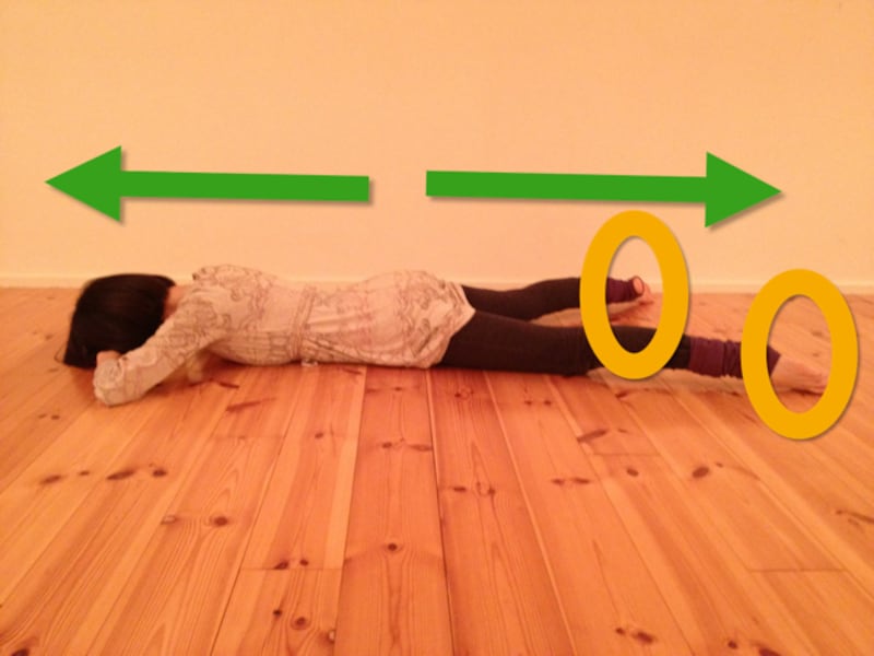 手の上に額を乗せ、うつ伏せになります