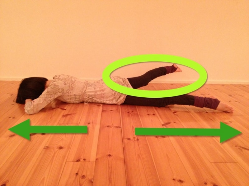 脚を長く保ったまま床から浮かせましょう