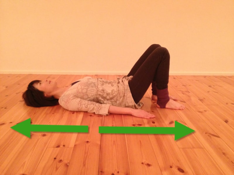 仰向けで呼吸と姿勢を整えましょう