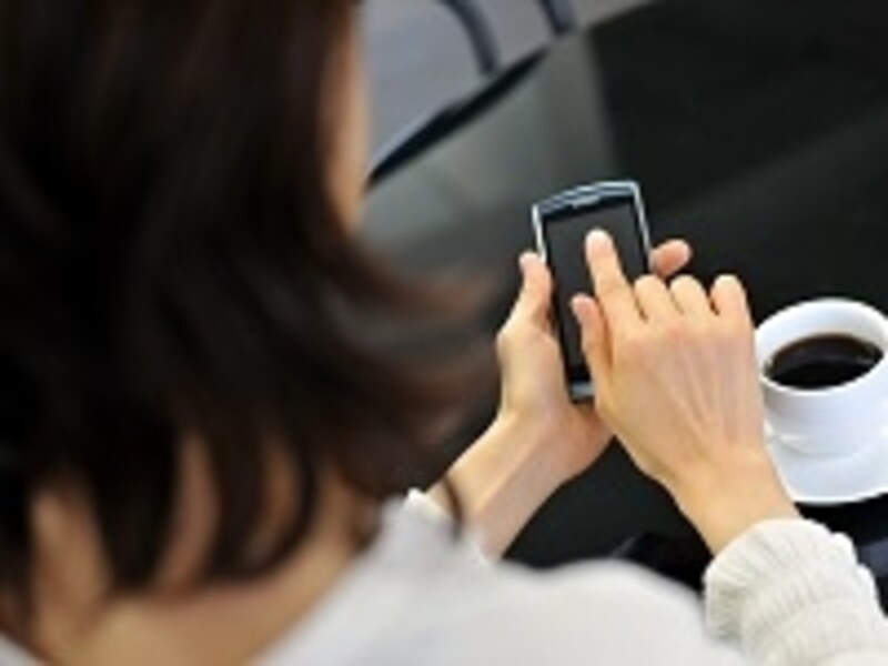 スマホをチェックする女性