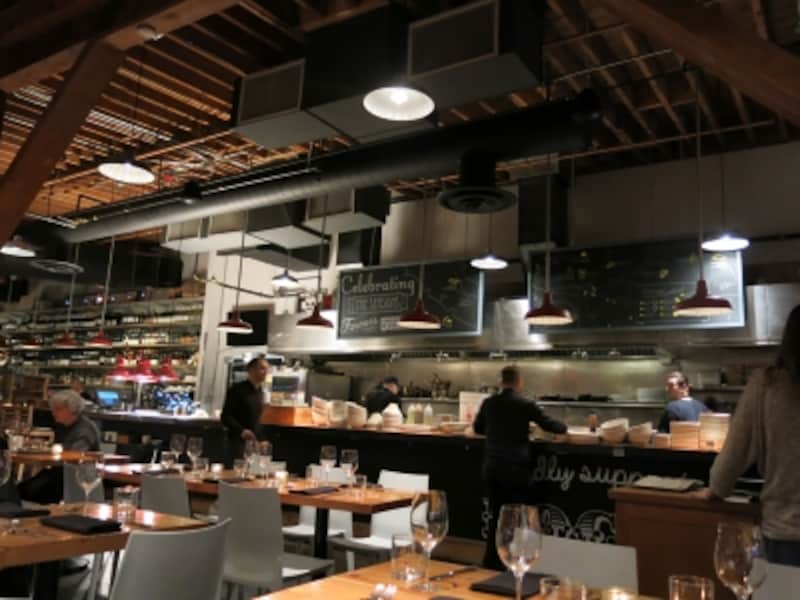 キッチンの背後にある大きな黒板では、使用されている素材の生産地が一目瞭然