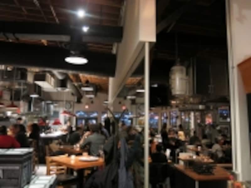 仕事帰りに立ち寄って、食事をしていくという雰囲気だが、実はお値段は高め