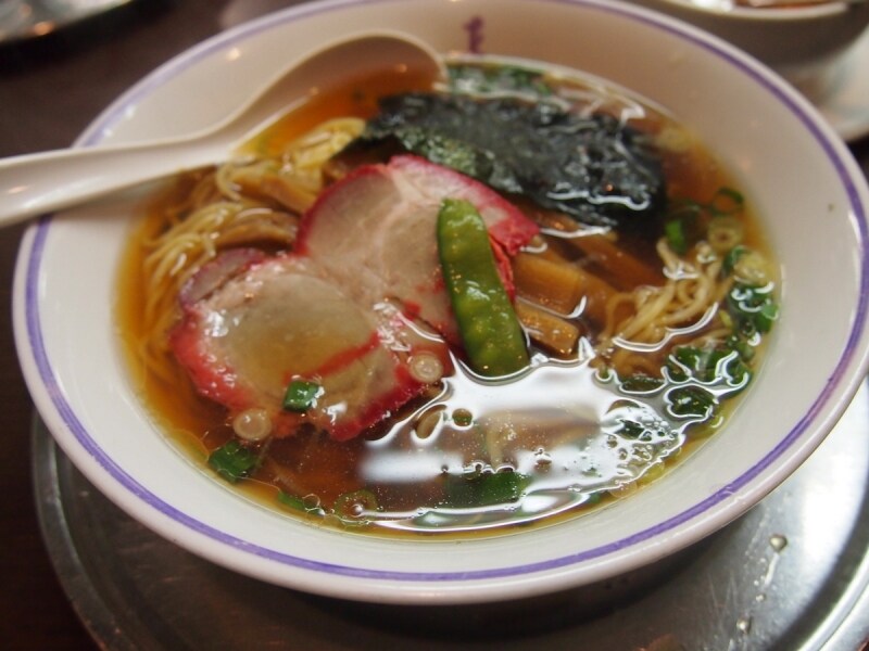 スープがおいしい洋食屋さんのラーメン。赤いチャーシューもグッド！