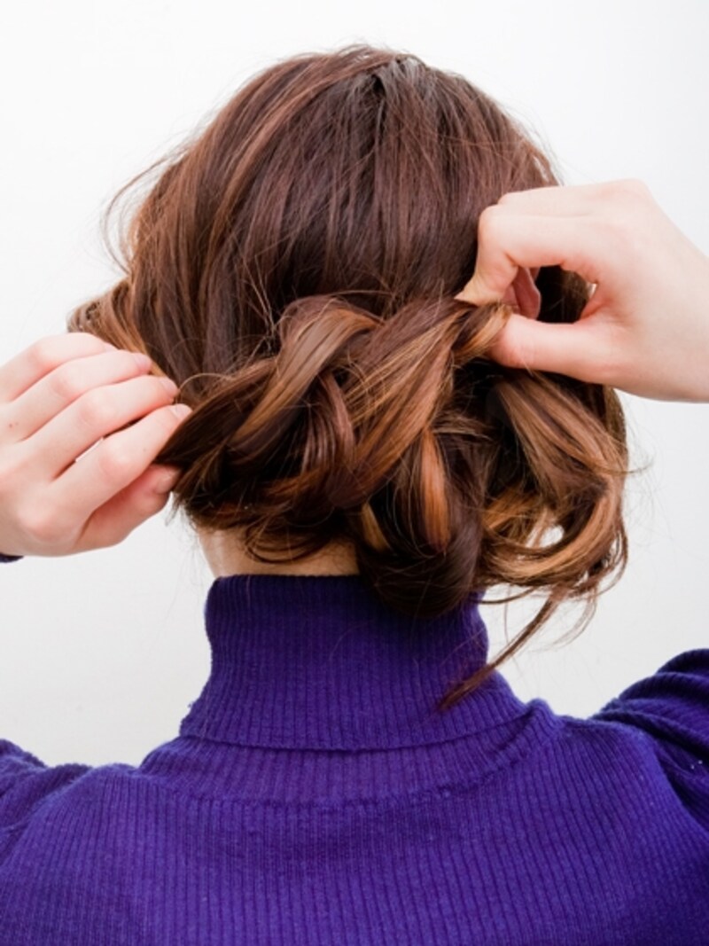 ゴムを隠すように内側に入れこむ